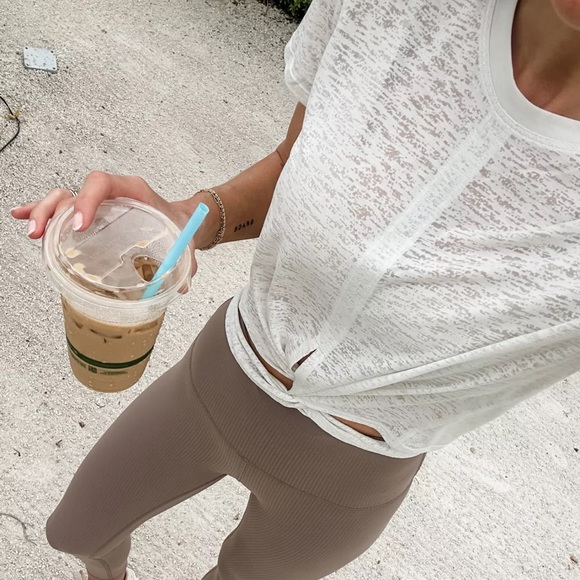 Lululemon women’s T-Shirt - Picture 5 of 6